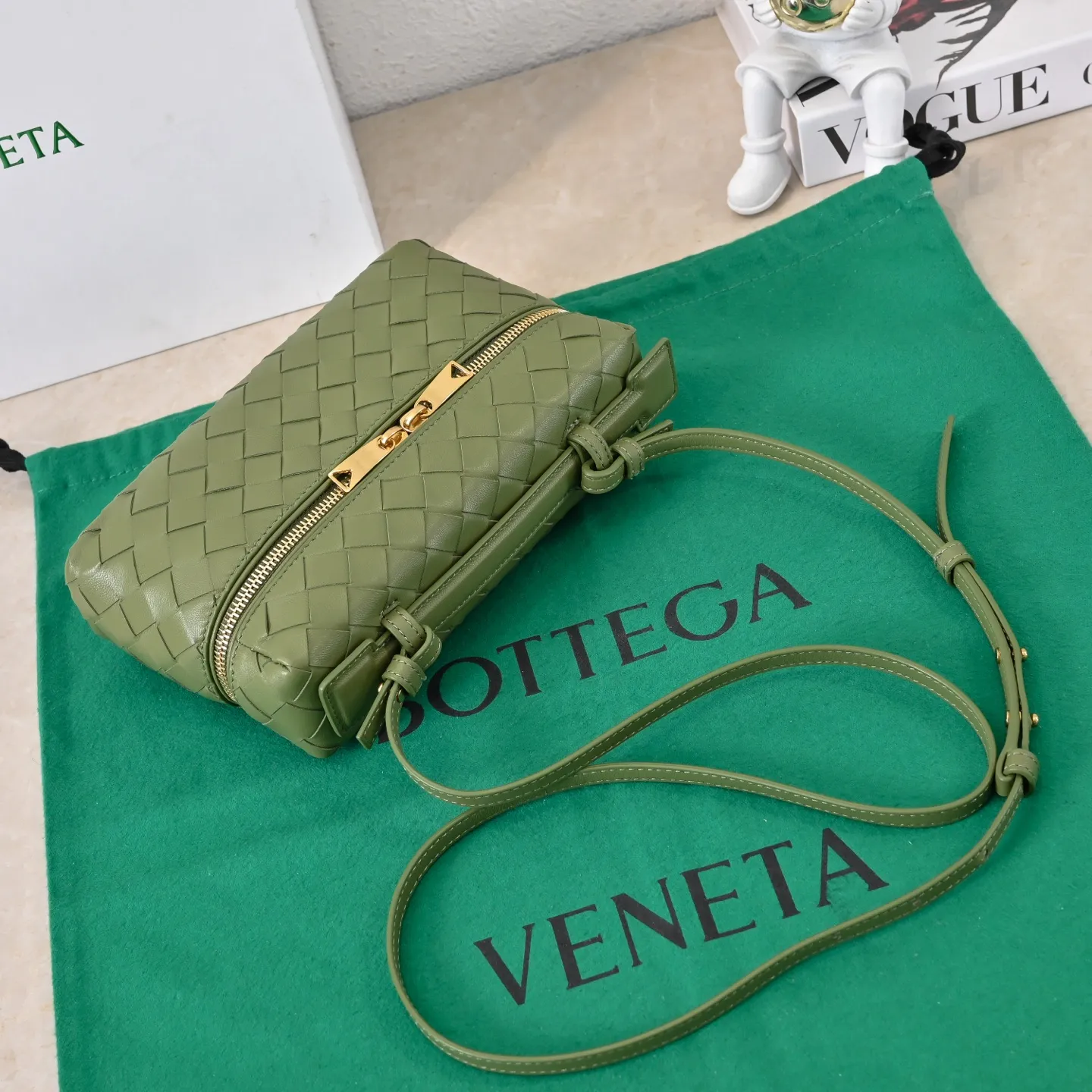 Batch 1360 Bottega Veneta 24 spring and summer woven zipper crossbody bag. A crossbody bag that can be used as a cosmetic bag. The exquisite weaving and compact body are an indispensable accessory for the upcoming summer. The double zipper also better protects the bag. It has a large capacity. If you like it, don’t miss it. Style number: 9109 Size: 22*12.5*5cm